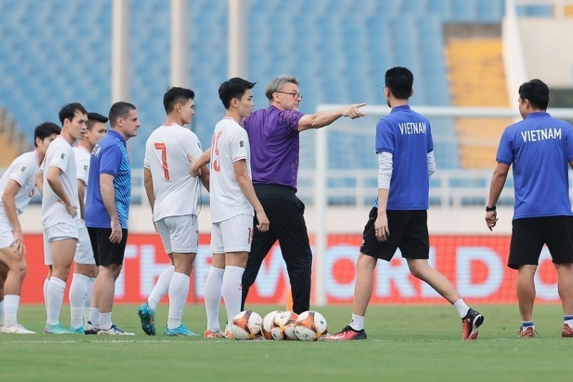 Huấn luyện viên Troussier chỉ đạo học trò trong buổi tập. (Ảnh: Minh Quyết/TTXVN)