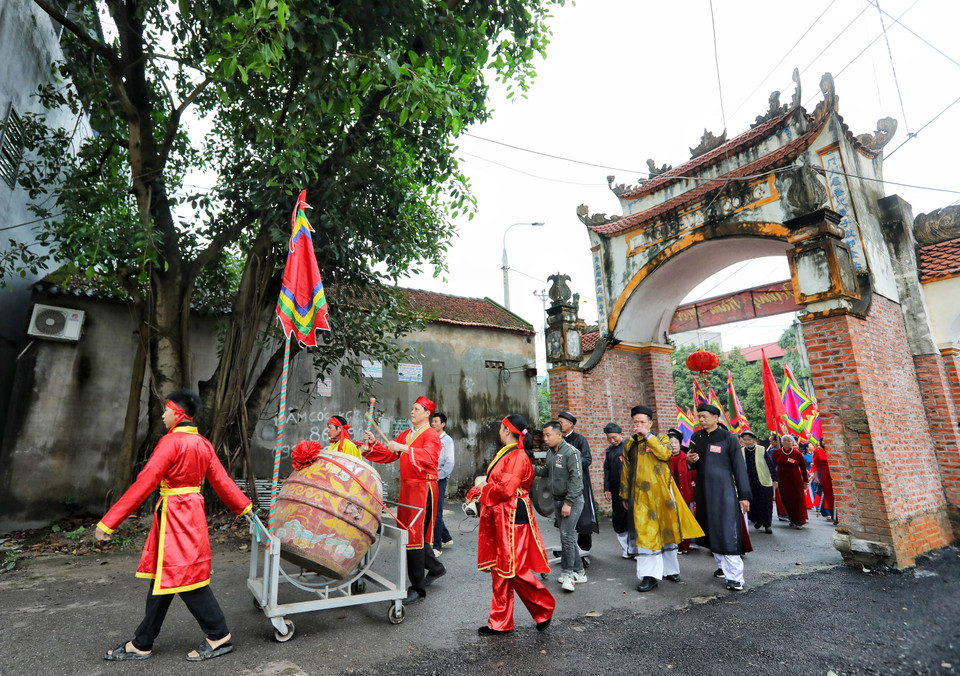 Đoàn rước lợn đen ra Nghè Tân Phượng để làm lễ. (Ảnh: Danh Lam/TTXVN)
