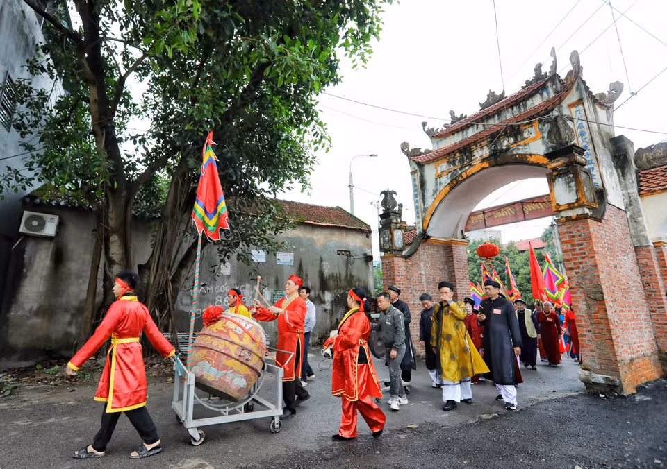 Đoàn rước lợn đen ra Nghè Tân Phượng để làm lễ. (Ảnh: Danh Lam/TTXVN)