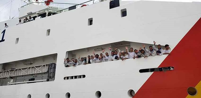 Cán bộ, chiến sỹ hải quân phấn khởi lên đường ra nhận nhiệm vụ tại Trường Sa. (Ảnh: Hoàng Hùng/TTXVN)