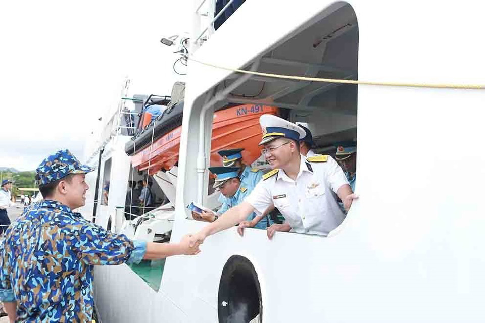 Bắt tay tạm biệt đồng chí, lên đường ra nhận nhiệm vụ tại Trường Sa. (Ảnh: Hoàng Hùng/TTXVN)