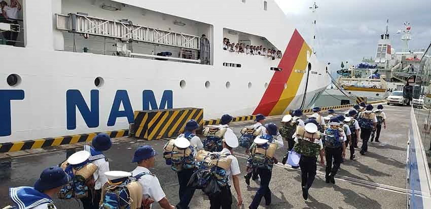 Cán bộ, chiến sỹ hải quân lên tàu, ra nhận nhiệm vụ tại huyện đảo Trường Sa. (Ảnh: Hoàng Hùng/TTXVN)