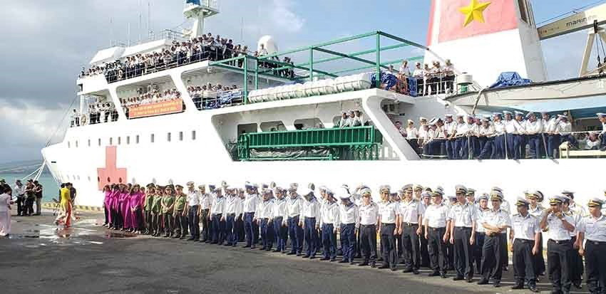 Lễ tiễn các đoàn công tác lên đường ra Trường Sa. (Ảnh: Hoàng Hùng/TTXVN)