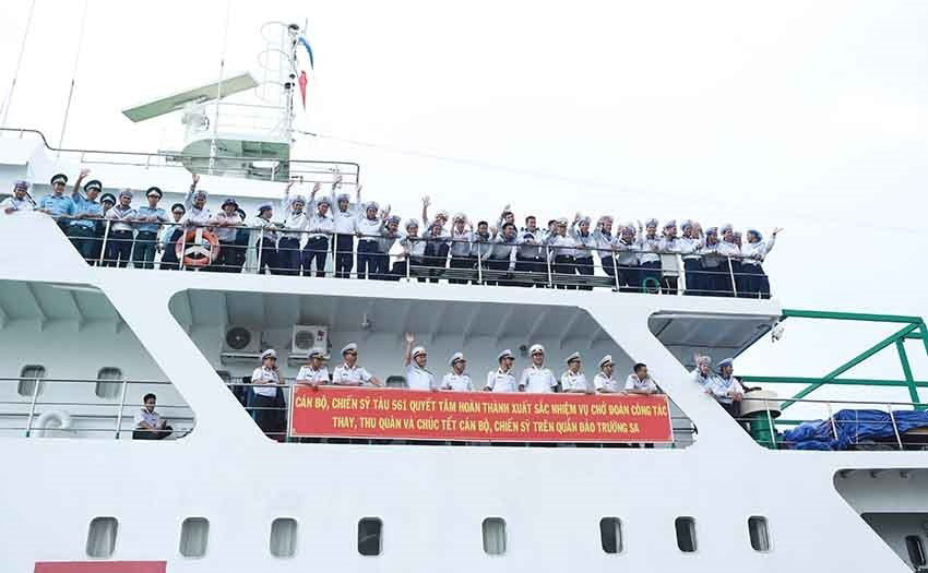 Cán bộ, chiến sỹ hải quân vẫy chào tạm biệt đồng chí, người thân để lên đường ra làm nhiệm vụ tại huyện đảo Trường Sa.(Ảnh: Hoàng Hùng/TTXVN)