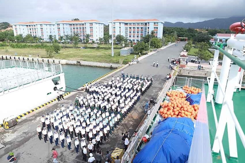  Cán bộ, chiến sỹ hải quân ra nhận nhiệm vụ tại huyện đảo Trường Sa. (Ảnh: Hoàng Hùng/TTXVN)