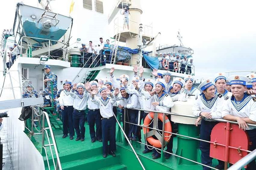 Cán bộ, chiến sỹ hải quân vẫy chào tạm biệt đồng chí, người thân để lên đường ra làm nhiệm vụ tại huyện đảo Trường Sa. (Ảnh: Hoàng Hùng/TTXVN)