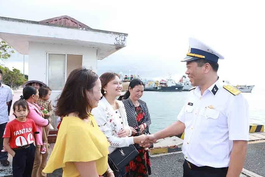 Cán bộ hải quân chia tay người thân, lên đường ra nhận nhiệm vụ tại Trường Sa. (Ảnh: Hoàng Hùng/TTXVN)