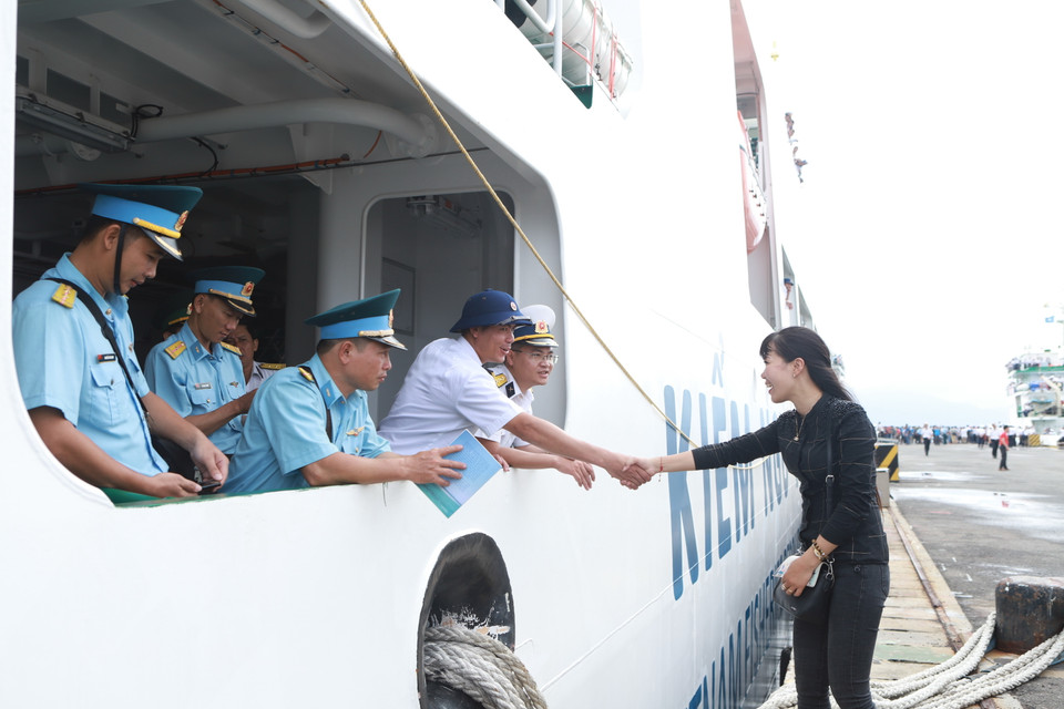 Cán bộ, chiến sỹ hải quân chia tay người thân, lên đường ra nhận nhiệm vụ tại Trường Sa. (Ảnh: Hoàng Hùng/TTXVN)