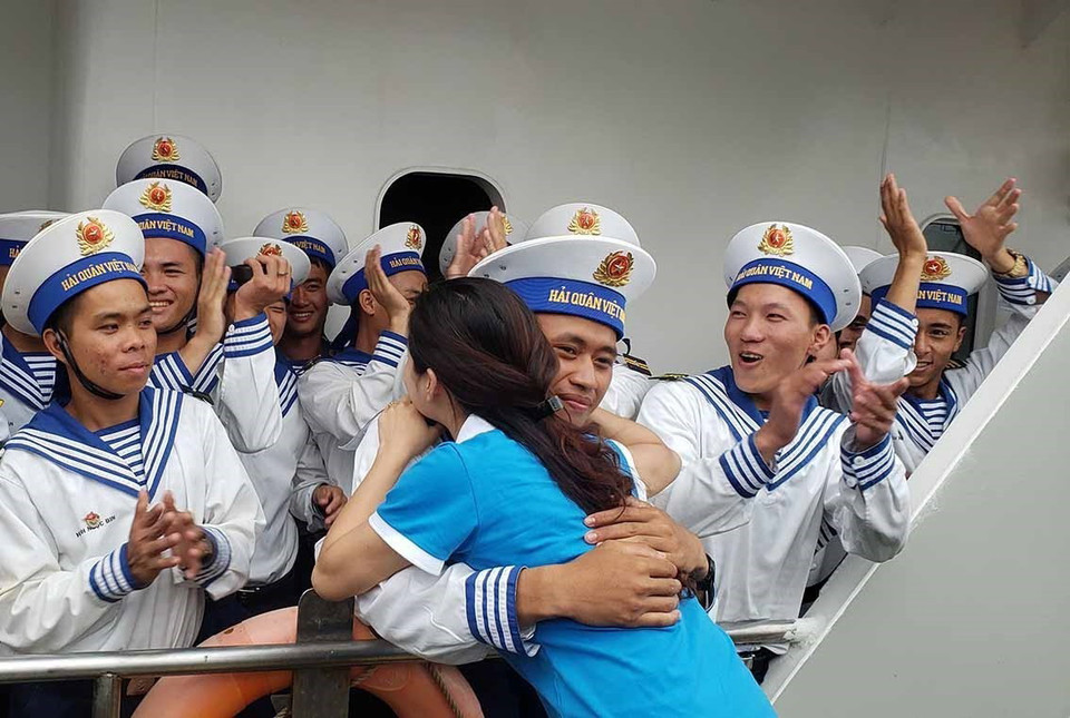 Cán bộ, chiến sỹ hải quân chia tay người thân, lên đường ra nhận nhiệm vụ tại Trường Sa. (Ảnh: Hoàng Hùng/TTXVN)