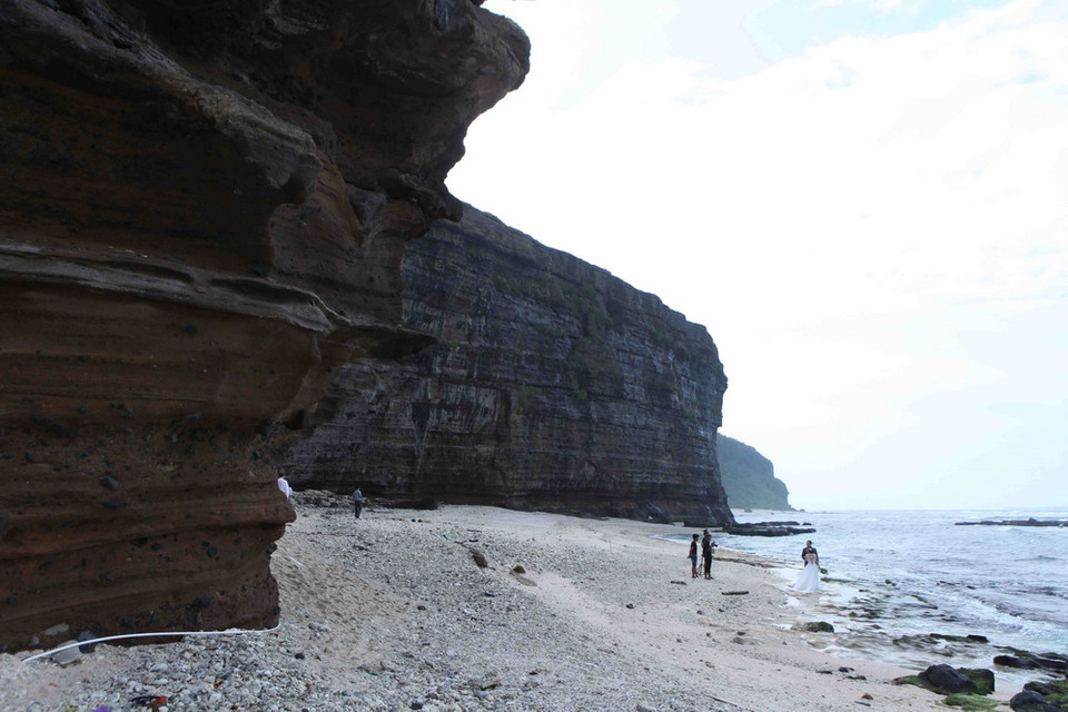 Hang Câu, một bên là biển một bên là núi, được sóng và gió biển bào mòn, 'khoét sâu' vào lòng núi và hình thành cách nay hàng ngàn năm. (Ảnh: Quý Trung/TTXVN)