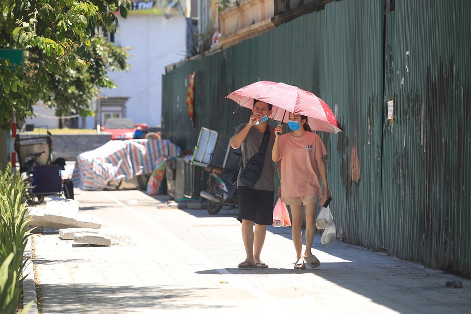 Nắng nóng có thể gây tình trạng mất nước, kiệt sức, đột quỵ do sốc nhiệt đối với cơ thể người khi tiếp xúc lâu với nền nhiệt độ cao. (Ảnh: Phan Tuấn Anh/TTXVN)