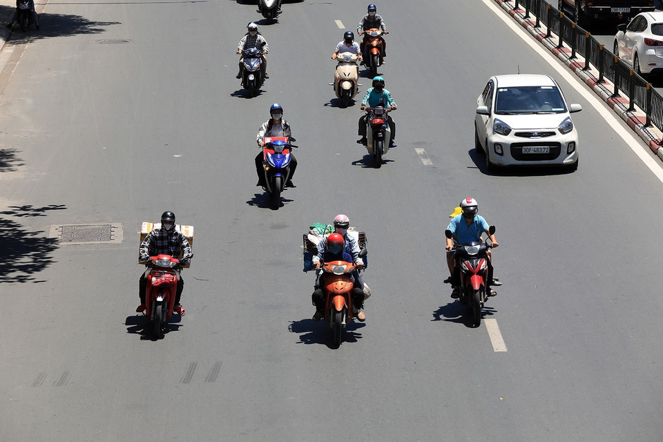 Nắng nóng có thể gây tình trạng mất nước, kiệt sức, đột quỵ do sốc nhiệt đối với cơ thể người khi tiếp xúc lâu với nền nhiệt độ cao. (Ảnh: Phan Tuấn Anh/TTXVN)