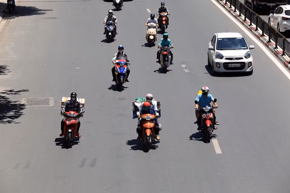 Nắng nóng có thể gây tình trạng mất nước, kiệt sức, đột quỵ do sốc nhiệt đối với cơ thể người khi tiếp xúc lâu với nền nhiệt độ cao. (Ảnh: Phan Tuấn Anh/TTXVN)