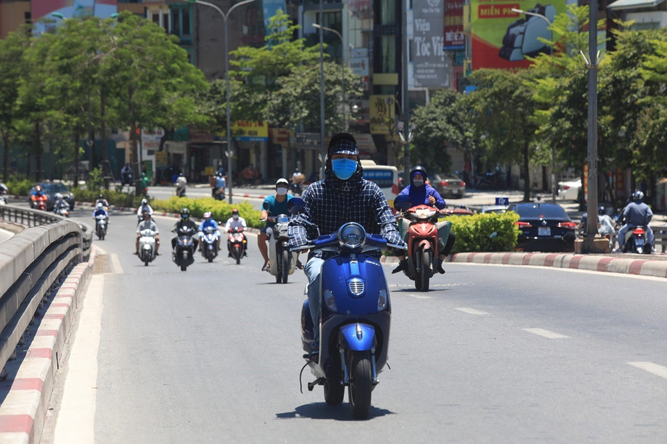 Nắng nóng có thể gây tình trạng mất nước, kiệt sức, đột quỵ do sốc nhiệt đối với cơ thể người khi tiếp xúc lâu với nền nhiệt độ cao. (Ảnh: Phan Tuấn Anh/TTXVN)