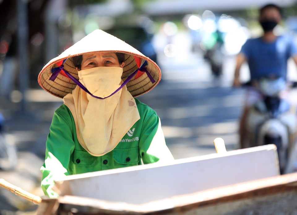 Công nhân vệ sinh môi trường làm việc dưới cái nắng gay gắt trên 40 độ C. (Ảnh: Phan Tuấn Anh/TTXVN)