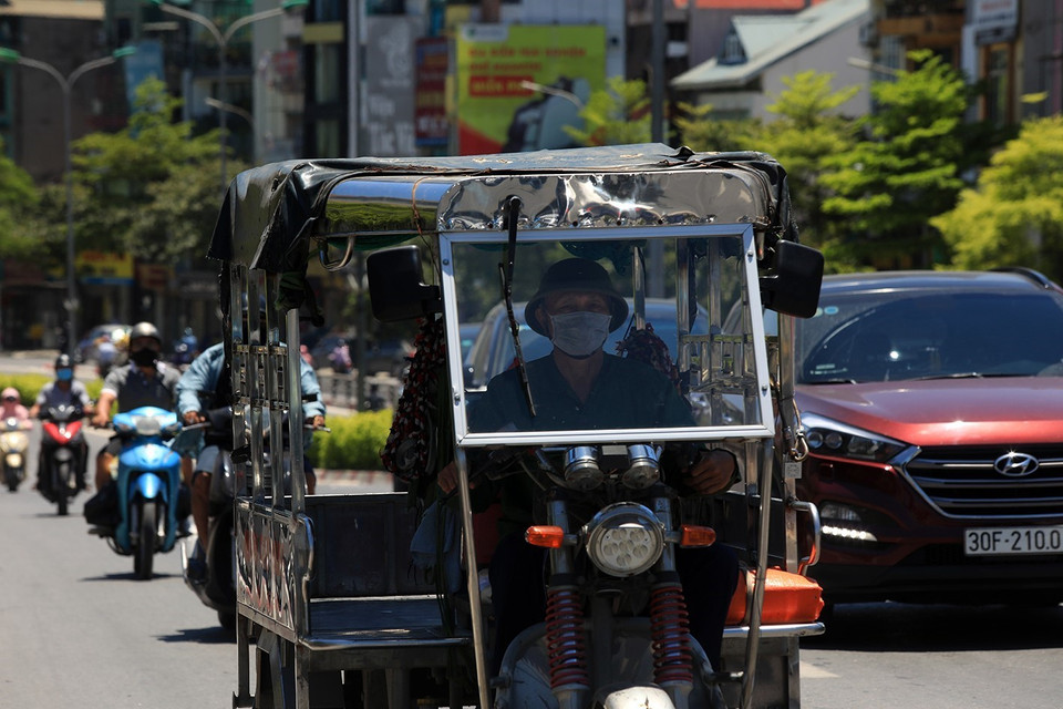  Sinh hoạt của người dân bị ảnh hưởng do thời tiết nắng nóng.(Ảnh: Phan Tuấn Anh/TTXVN)