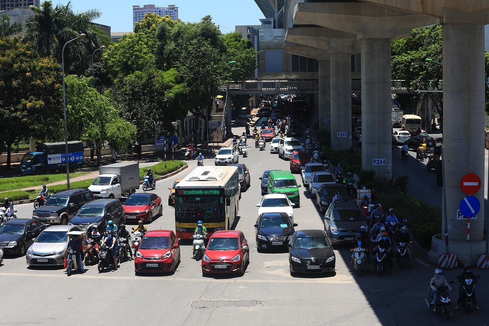 Xe máy đỗ chỗ bóng râm dưới đường sắt trên cao Nhổn - Ga Hà Nội để tránh nắng. (Ảnh: Phan Tuấn Anh/TTXVN)
