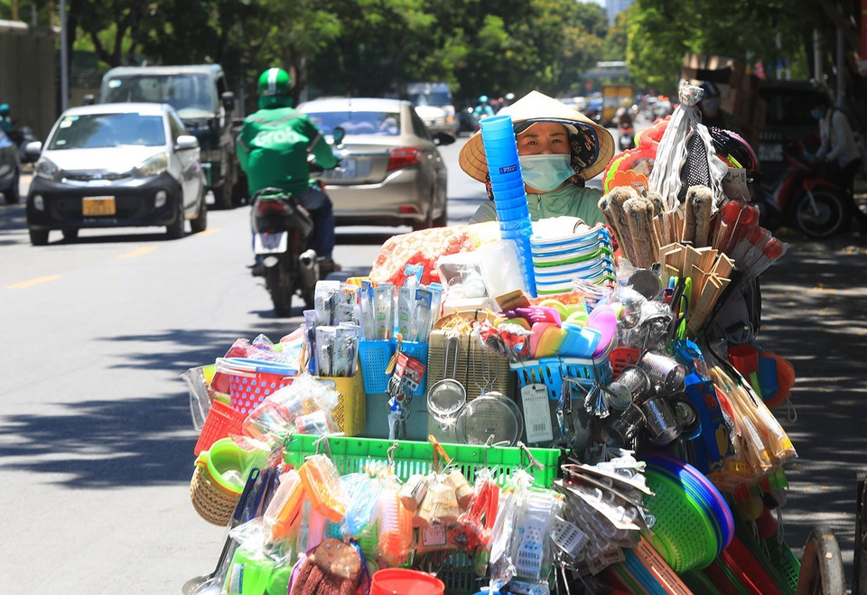 Một người bán hàng rong dưới cái nắng gay gắt trên 40 độ C. (Ảnh: Phan Tuấn Anh/TTXVN)