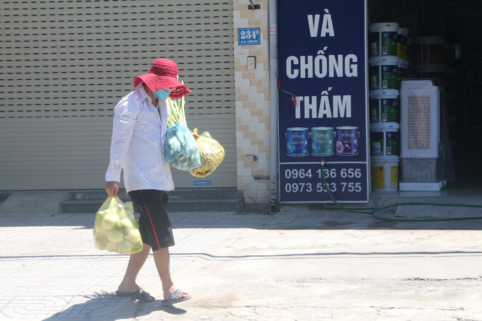 Các mặt hàng tiếp tế cho vùng cách ly được đưa xuống tập kết tại các điểm chốt, sau đó liên hệ với người nhà đến nhận. (Ảnh: Bích Huệ/TTXVN)