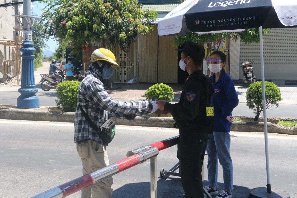 Những trường hợp không thiết yếu, khi đến điểm chốt thì xe không được phép lưu thông qua mà phải liên hệ người ra nhận tại chốt. (Ảnh: Bích Huệ/TTXVN)