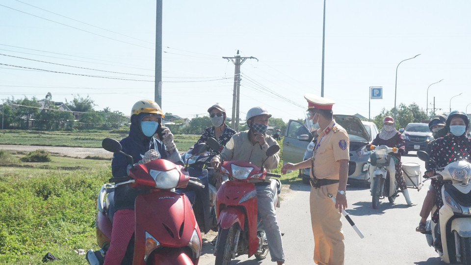 Nhiều người dân di chuyển ra vào thành phố phải trở lại vì không có lý do chính đáng. (Ảnh: Bích Huệ/TTXVN)