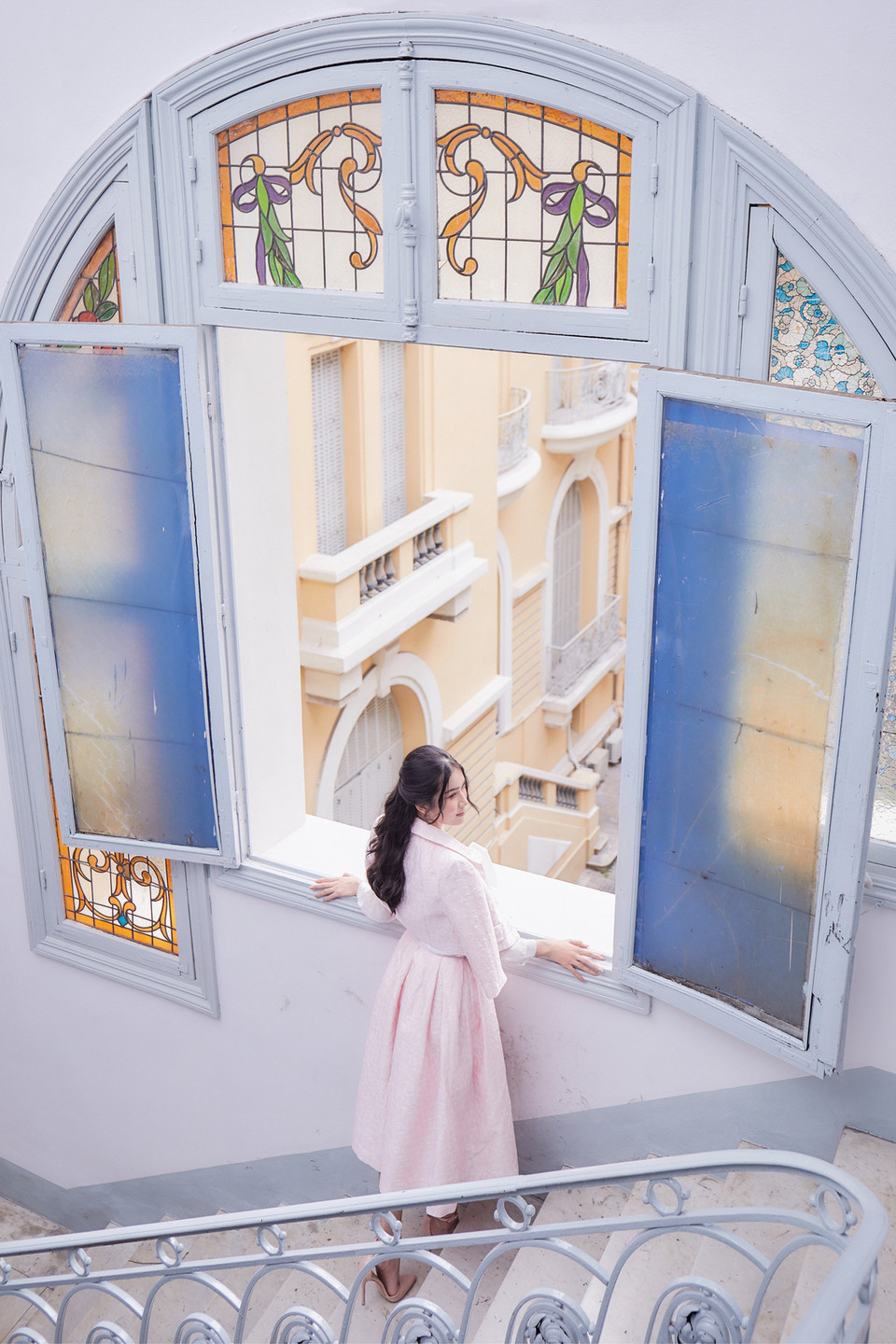 Được tiếng là mỹ nhân có gu thẩm mỹ tinh tế và thanh lịch, Phương Anh luôn xuất hiện với những bộ cánh dịu dàng, đẹp mắt. Trong bộ ảnh đẹp nên thơ với mục đích quảng bá du lịch của thành phố được thực hiện tại Bảo tàng Mỹ thuật Thành phố hồ Chí Minh, Á hậu Phương Anh tái hiện hình ảnh tiểu thư quý tộc xinh đẹp, ngọt ngào và cực kỳ cuốn hút. (Ảnh: CTV/Vietnam+)