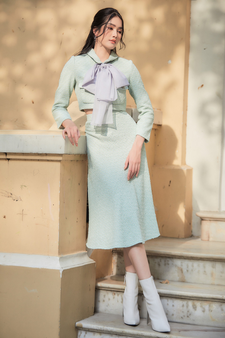 Lựa chọn cho mình những thiết kế với kiểu dáng mang hơi hướng cổ điển nhưng không kém phần hiện đại, trendy của nhà thiết kế Đỗ Mạnh Cường, Phương Anh đem đến sự hoài cổ, gợi lên vẻ đẹp Sài Gòn xưa. (Ảnh: CTV/Vietnam+)