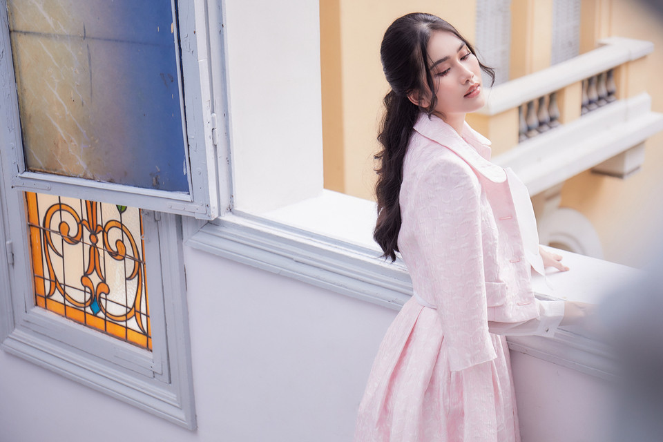 Vẫn lối trang điểm nhẹ nhàng, nàng hậu lần này khéo léo lựa chọn những trang phục tôn lên thần thái nhã nhặn, sang trọng trong từng khung hình. (Ảnh: CTV/Vietnam+)