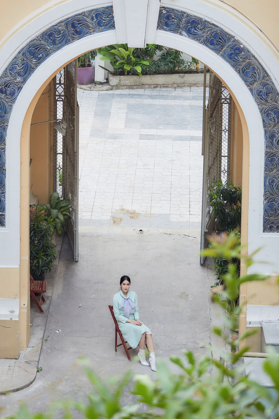 ‘Á hậu học giỏi’ diện váy điệu đà, khoe nhan sắc mỹ miều trong không gian cổ điển, sang trọng. (Ảnh: CTV/Vietnam+)