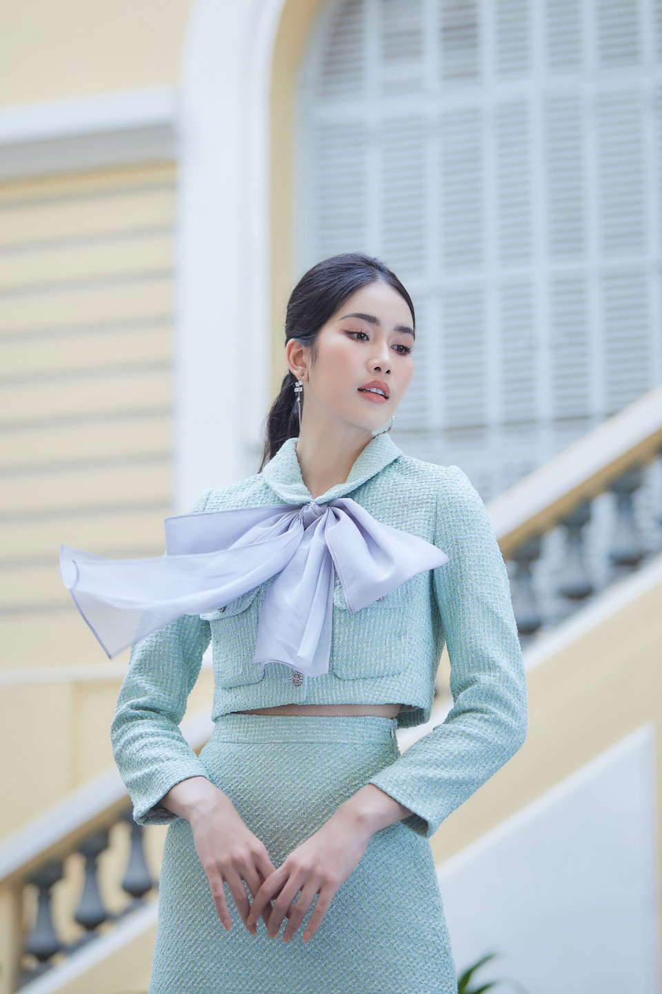 Các trang phục Phương chọn có chất liệu ren, gấm, vải tweed qua thiết kế đầm tiểu thư hay áo khoác cùng chân váy. (Ảnh: CTV/Vietnam+)