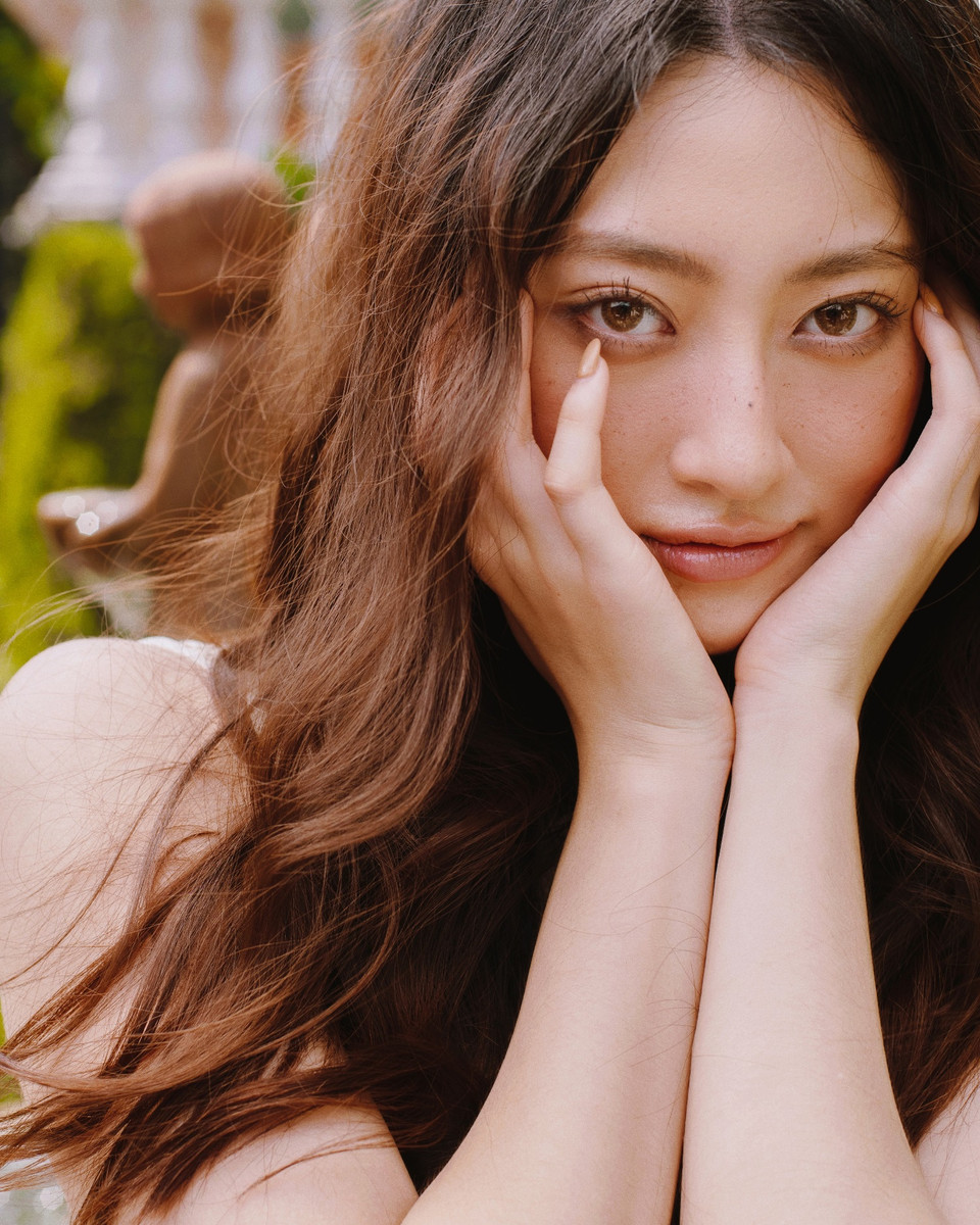 Nàng hậu xuất hiện với các thiết kế đơn giản, nhẹ nhàng giữa khu vườn xanh mát. Các phụ kiện, trang sức cũng tối giản hết mức để làm bật lên nét đẹp mơ mộng của tuổi đôi mươi. (Ảnh: CTV/Vietnam+)