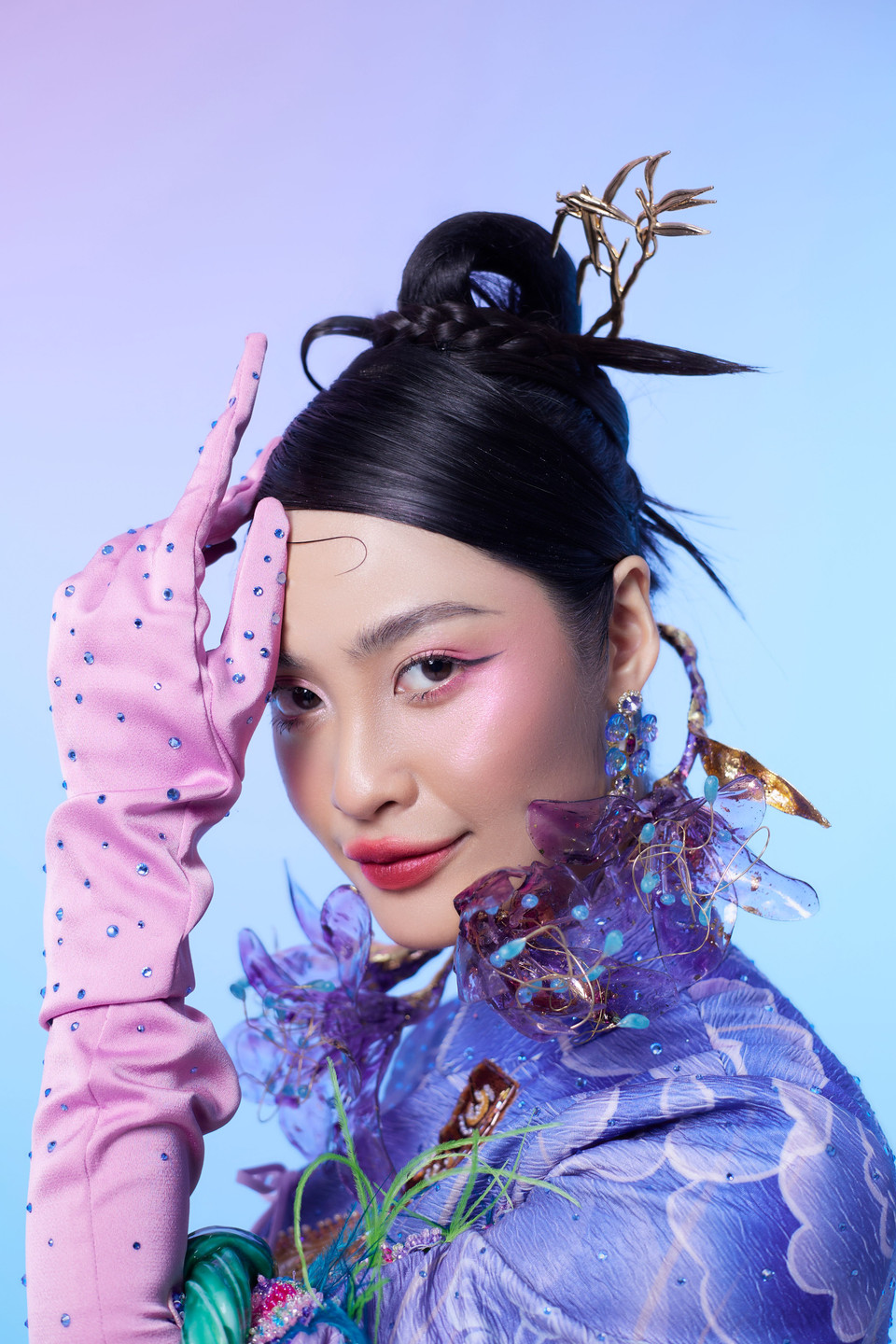 Trong bộ đồ thứ hai, Nông Thúy Hằng chọn thiết kế áo dài cách tân tay lỡ, tà trước sau bất đối xứng, quần bèo nhún, đính kết lông và đá bắt sáng tỉ mỉ. Nàng hậu ghi điểm với biểu cảm đa dạng cùng tương tác tự nhiên với bạn diễn. (Ảnh: CTV/Vietnam+)