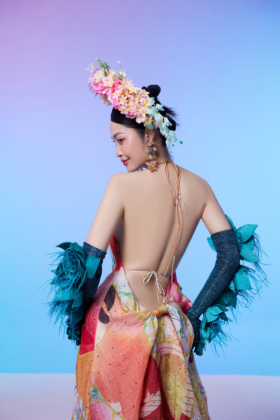 Yêu văn học từ nhỏ, Nông Thúy Hằng từng giành giải Ba môn Ngữ văn trong Kỳ thi Học sinh giỏi Quốc gia và được tuyển thẳng vào Đại học Kinh tế Quốc dân. Người đẹp sinh năm 1999 cho hay: “Từ trang phục tới concept chỉ được lấy cảm hứng từ đoạn trích Kiều gặp Kim Trọng chứ không mô phỏng nguyên tác. Tôi, các nhà thiết kế và ê kíp sáng tạo dựa trên cảm nhận cá nhân với mong muốn mang đến một góc nhìn mới mẻ, hiện đại về trích đoạn này dưới lăng kính thời trang.” (Ảnh: CTV/Vietnam+)