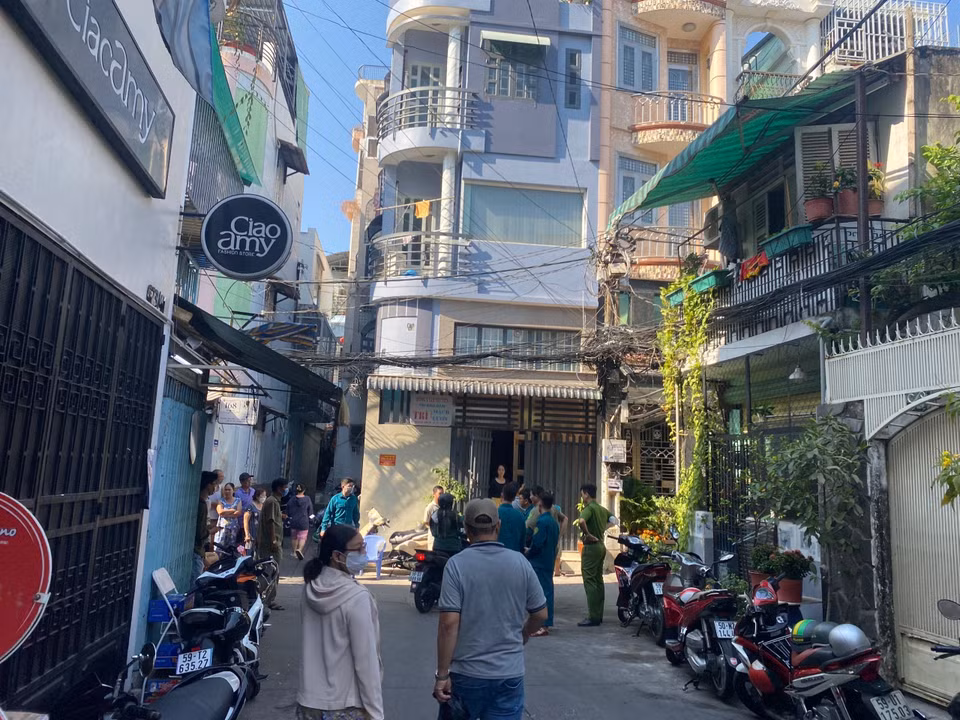 Phát hiện hỏa hoạn, người dân xung quanh đã hô hoán, nhanh chóng tìm cách thông báo cho người bên trong thoát ra và tiến hành dập lửa nhưng bất thành. (Ảnh: TTXVN phát)