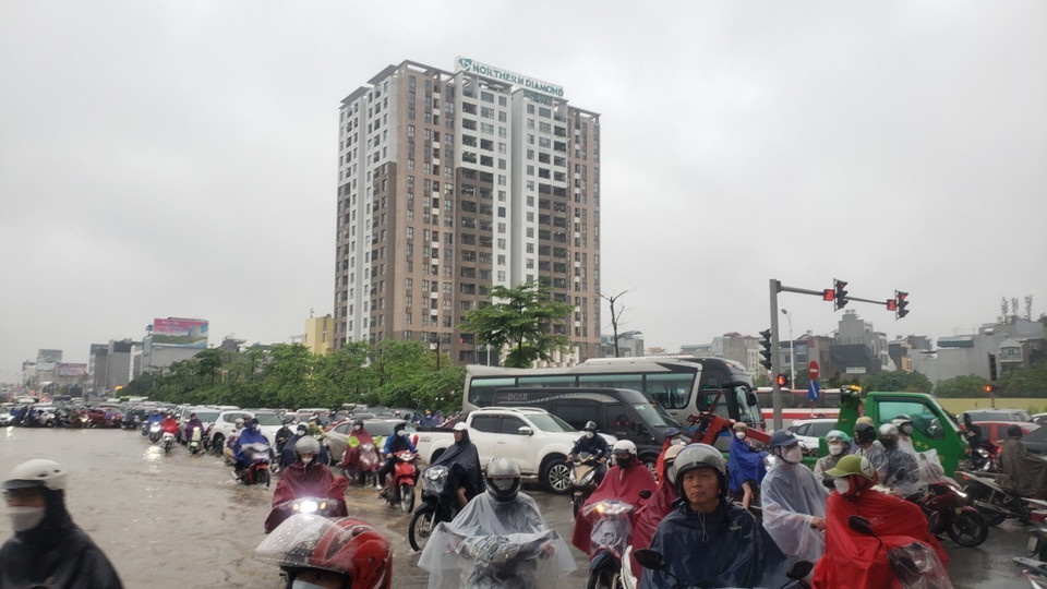 Trận mưa lớn kéo dài từ đêm đến sáng đã khiến nước ngập nhiều đoạn đường. (Ảnh: Hoàng Hùng/TTXVN)