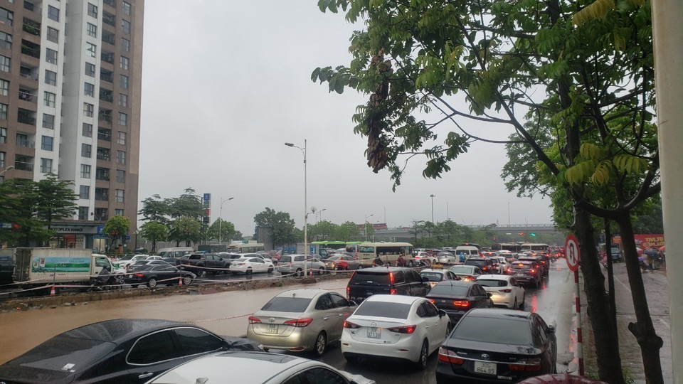 Nhiều phương tiện ùn ứ trong thời gian dài trên cầu Vĩnh Tuy. (Ảnh: Hoàng Hùng/TTXVN)