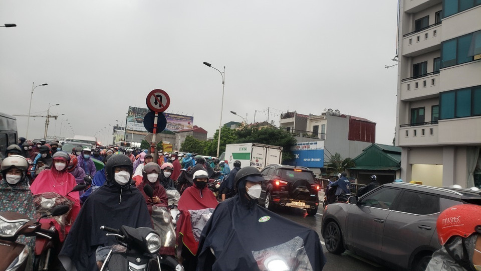 Hàng nghìn người cùng phương tiện đã chịu cảnh ùn tắc nghiêm trọng trên cầu Vĩnh Tuy và khu vực cầu dẫn ở Cổ Linh. (Ảnh: Hoàng Hùng/TTXVN)