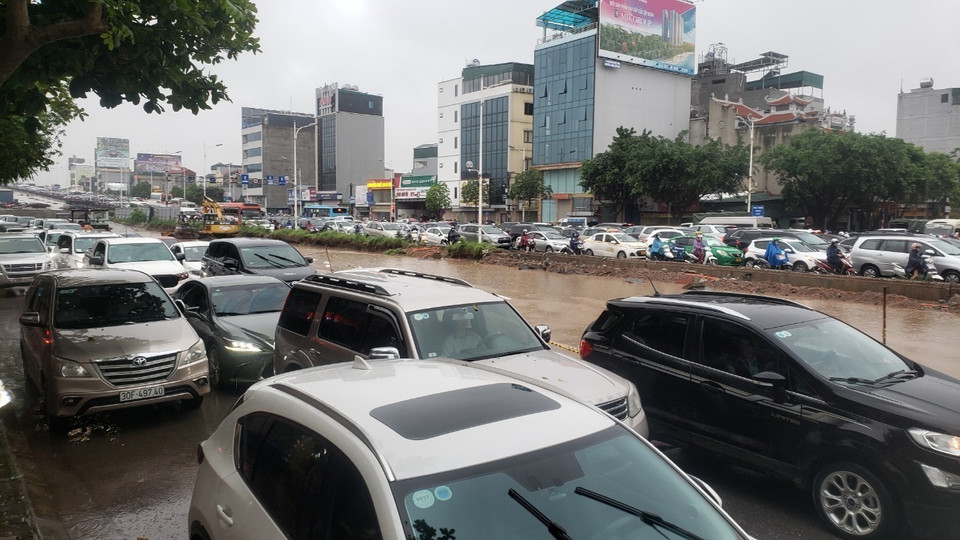 Phương tiện ùn ứ nghiêm trọng. (Ảnh: Hoàng Hùng/TTXVN)