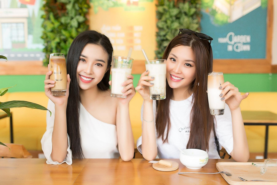 Để vừa thỏa mãn đam mê ăn vặt mà vẫn đảm bảo sức khỏe và làm đẹp, Thúy An và Diễm Trang đã lựa chọn những món ăn vặt lành mạnh như: sữa đậu nành hữu cơ; salad đầy đủ dinh dưỡng với 15 khay rau củ tươi ngon kết hợp với trứng cá hồi, đậu phụ, bơ nghiền, đậu Hà Lan, nấm…; sữa chua trái cây hấp dẫn với trái cây tươi bổ sung vitamin tự nhiên cùng với yaourt tốt cho tiêu hóa. (Ảnh: Tân Lê/Vietnam+)