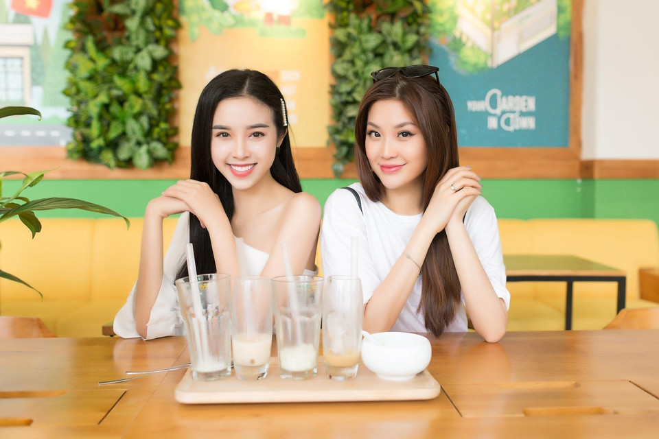 Qua Vlog, hai nàng hậu mong muốn mọi người sẽ có thêm bí quyết “bỏ túi” để “ăn sạch, uống khỏe” chăm sóc tốt cho cơ thể. (Ảnh: Tân Lê/Vietnam+)