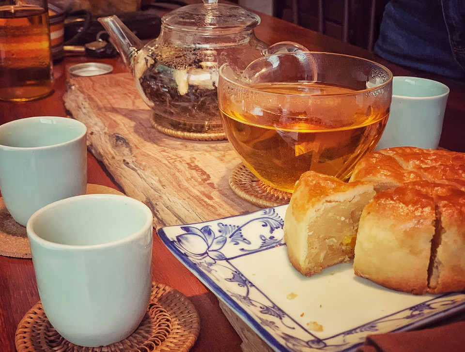 Và nhất định rồi, mùa này, đừng quên thưởng thức trà hoa cúc cùng với miếng bánh Trung Thu để những ngọt ngào của khoảnh khắc ấy sẽ giúp làm dịu đi những nỗi buồn và khó khăn mùa dịch bệnh. (Ảnh: Mai Mai/Vietnam+)