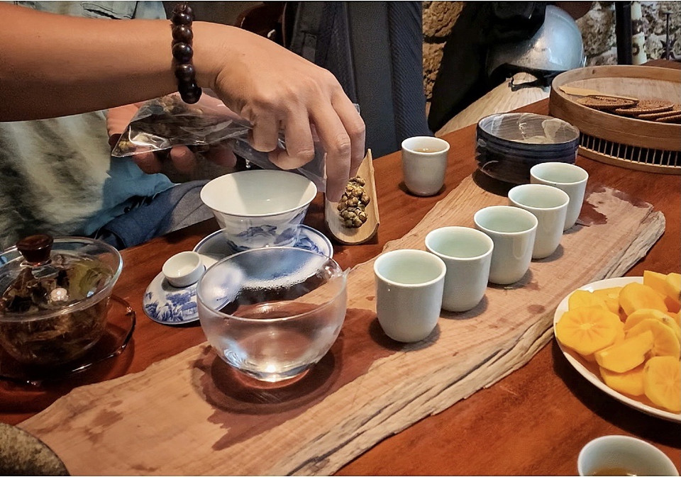 Mùa Thu Hà Nội vốn có tiếng đẹp và lãng mạn, trở thành nguồn cảm hứng cho bao áng thi cơ. Nhưng nay dịch bệnh bùng phát, phải thực hiện giãn cách xã hội, làm gì để không uống phí những ngày tiết Thu trong xanh, mát lành? Hãy cùng thưởng thức hồng trà hoa cúc - loài hoa đặc trưng của mùa Thu miền Bắc tại nhà theo một cách thi vị rất riêng. (Ảnh: Mai Mai/Vietnam+)