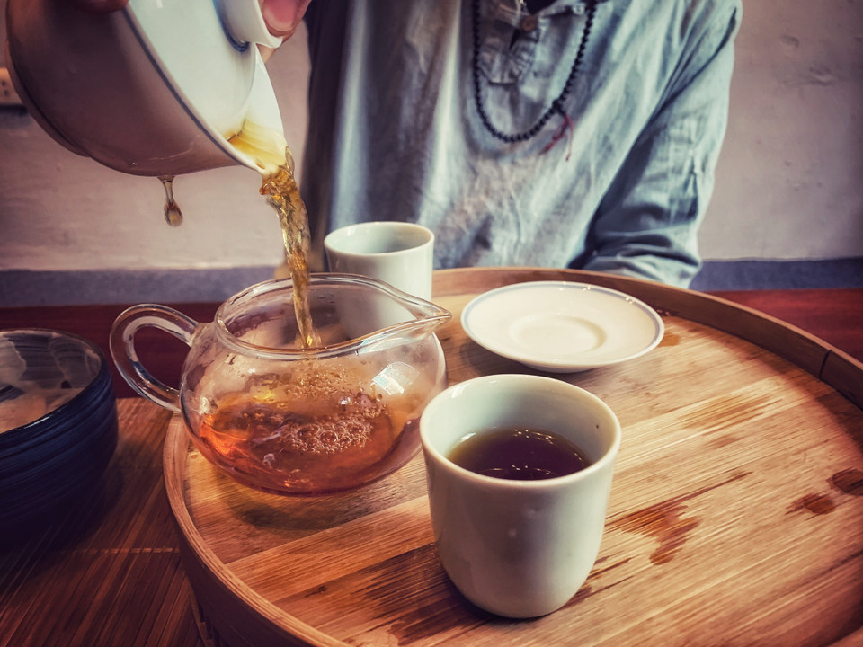 Ngâm trà chừng 30-40 giây. Được ướp cùng hồng trà cổ thụ nồng ngọt, hương cúc xoắn xuýt quyện lấy trà, tạo nên một tổng thể hương và vị đủ đầy, trọn vẹn. (Ảnh: Mai Mai/Vietnam+)