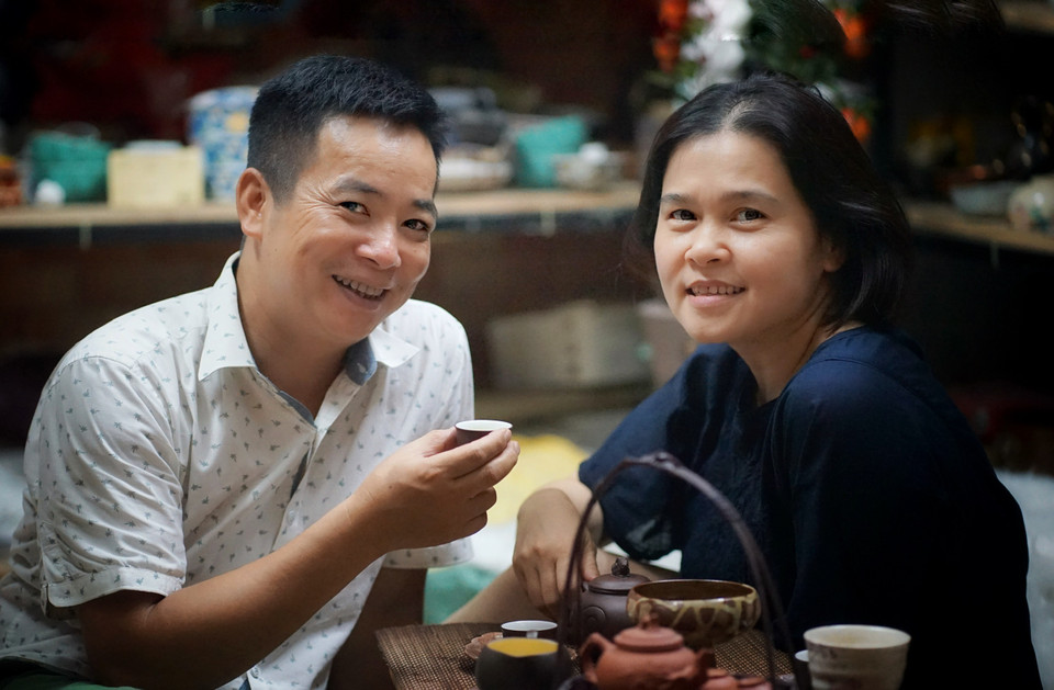 Hãy để cho thời gian ở nhà giãn cách bên người thân thêm ý nghĩa bên chén trà thơm. (Ảnh: Mai Mai/Vietnam+)