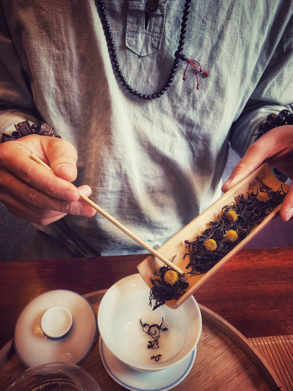  Sắc vàng như nắng mùa Thu của cúc kết hợp với màu đen nâu đạm đà của hồng trà mang đến mùi hương dịu dàng, thanh mát. (Ảnh: Mai Mai/Vietnam+)