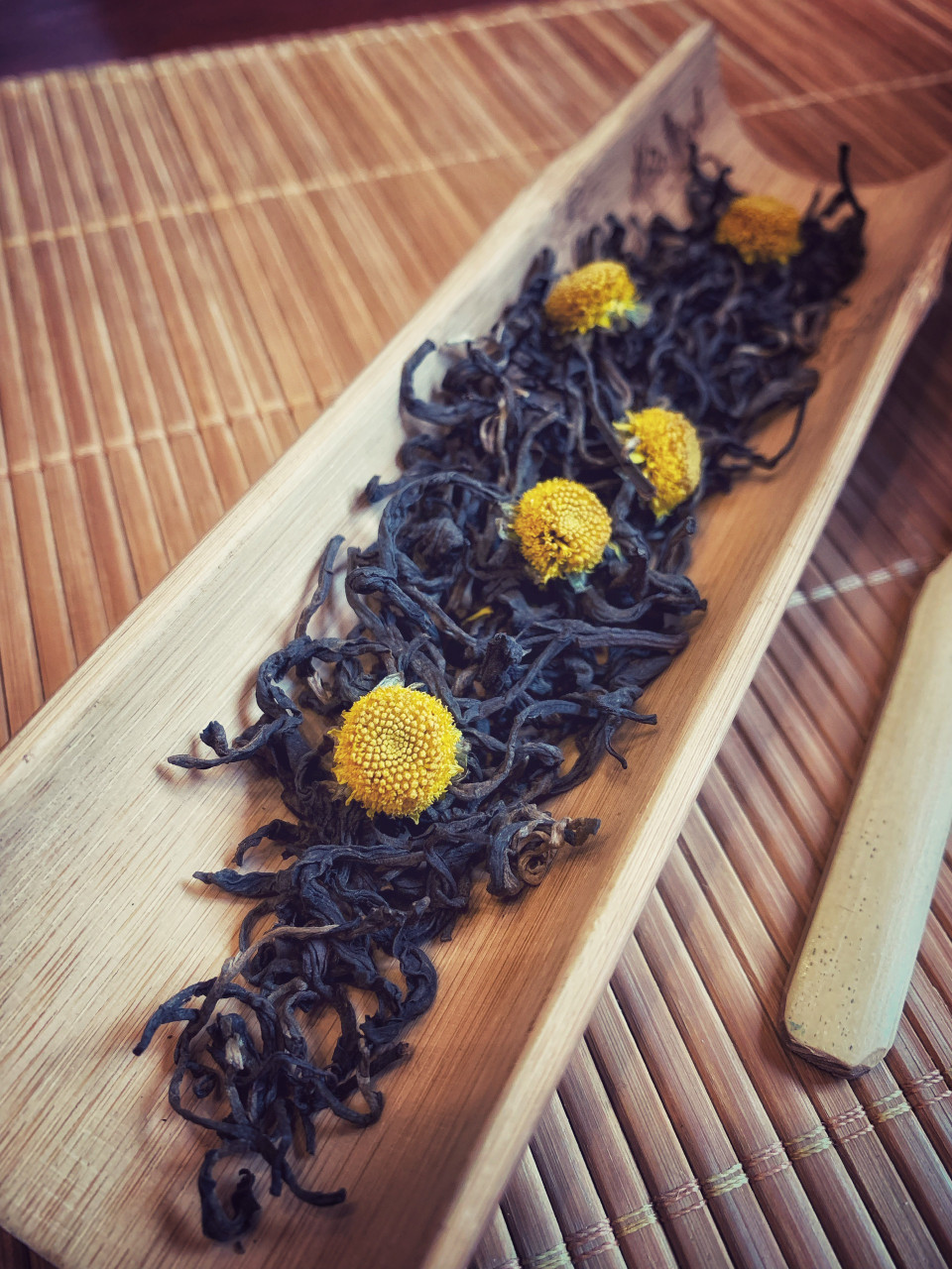 Và loại trà chúng tôi chọn là hồng trà cổ thụ (từ những cây trà cổ thụ vùng núi cao Hà Giang)…, ướp với cúc vàng trồng ở vườn nhà, có tác dụng thanh nhiệt, giải cảm, hạ hỏa, mát gan và làm sáng mắt. Ngoài ra, sử dụng trà hoa cúc mỗi ngày còn giúp làm giảm mỡ máu, tan mỡ thừa và hỗ trợ giảm cân hiệu quả. (Ảnh: Mai Mai/Vietnam+)