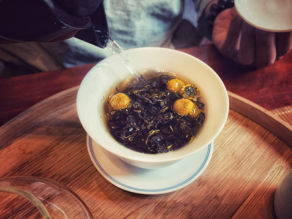 Hồng trà hoa cúc được pha ở nhiệt độ nước khoảng 90 độ. Nếu là thứ nước mưa (đã lắng đọng lâu ngày) hay nước suối đầu nguồn, sẽ cho ra thức trà có vị thơm ngon đặc biệt hơn. (Ảnh: Mai Mai/Vietnam+)