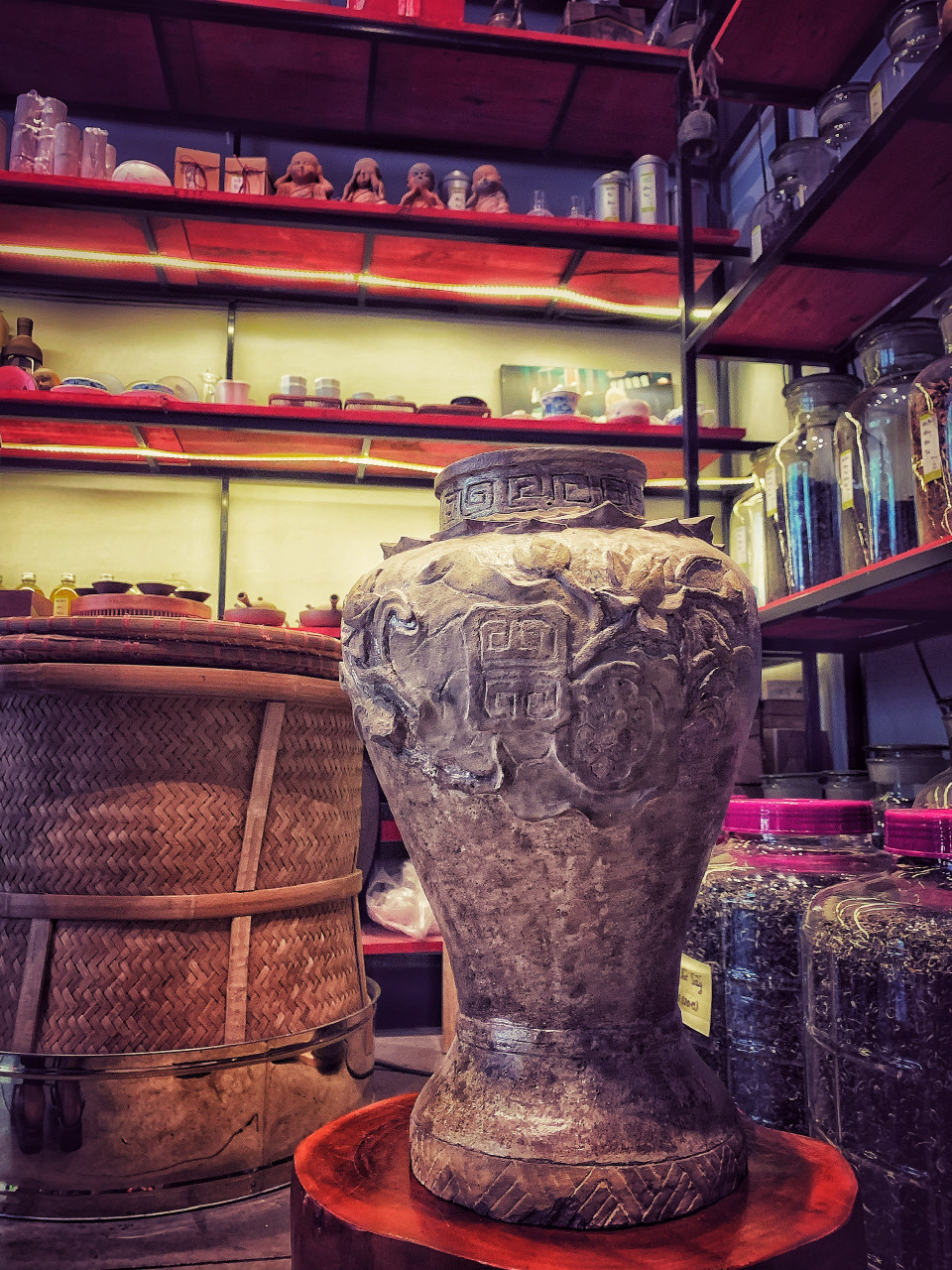 Tùy từng giống cúc mà hương vị của trà sẽ có chút khác nhau. Sau khi hái về, hoa được rửa sạch bụi bẩn, rồi phơi cho héo khô hoặc sấy khô, sau đó cho vào chum, bình ướp với trà. (Ảnh: Mai Mai/Vietnam+)