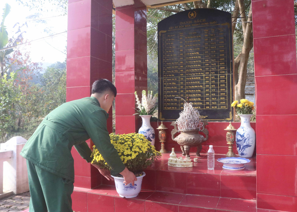 Chăm sóc Nghĩa trang liệt sỹ tại Đồn Biên phòng cửa khẩu Trà Lĩnh, huyện Trùng Khánh, tỉnh Cao Bằng. (Ảnh: Chu Hiệu/TTXVN)