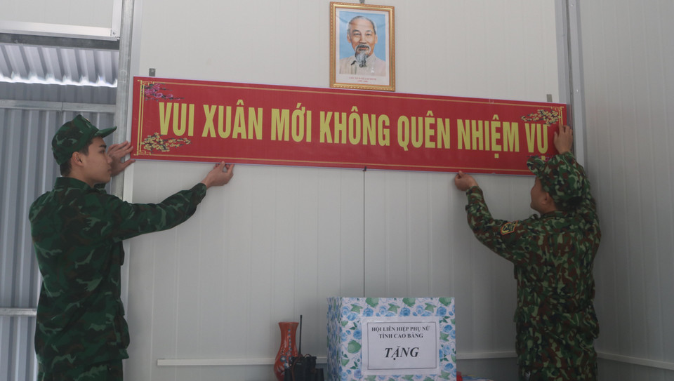 Những người lính tại chốt chặn xóm Cốc Cáng, thị trấn Trà Lĩnh, huyện Trùng Khánh (Đồn Biên phòng cửa khẩu Trà Lĩnh) đang trang trí Tết tại chốt chặn. (Ảnh: Chu Hiệu/TTXVN)